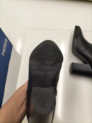 Stivaletti in pelle neri con tacco