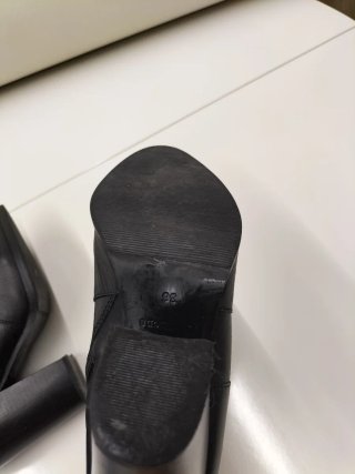 Stivaletti in pelle neri con tacco