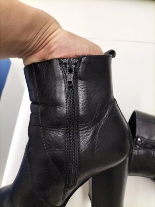 Stivaletti in pelle neri con tacco