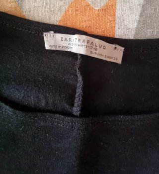 Vestito nero con maniche a sbuffo