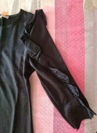 Vestito nero con maniche a sbuffo