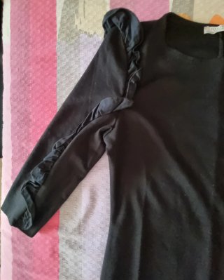 Vestito nero con maniche a sbuffo