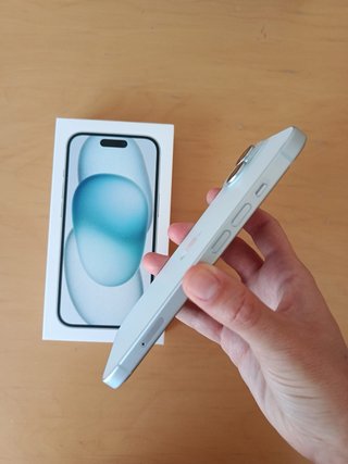 iPhone 15 blu chiaro