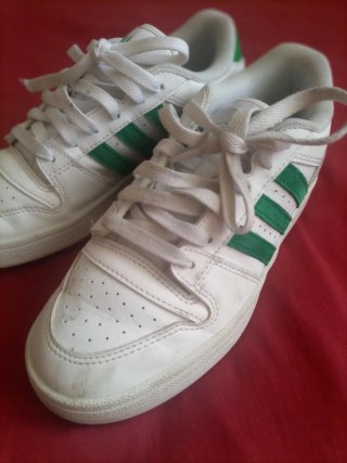 ADIDAS 37.5 DE PIEL EXCELENTE MODELO
