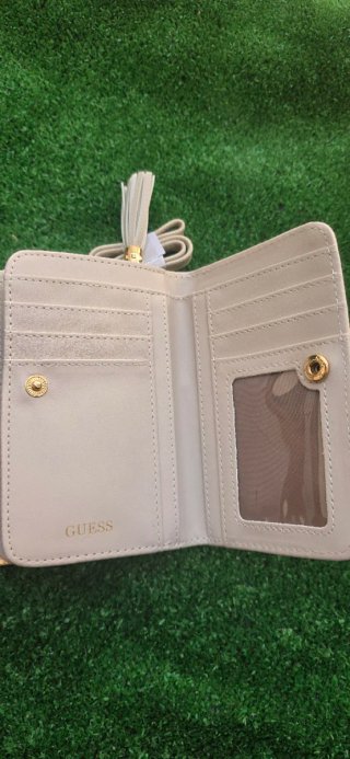 Monedero Guess Beige y Dorado