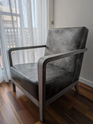 Sillón moderno gris y plateado