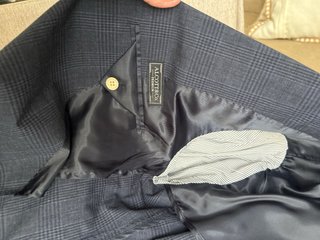 Traje de chaqueta azul y gris completo