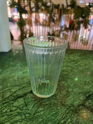 Juego de vasos y copas de cristal.