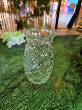 Juego de vasos y copas de cristal.
