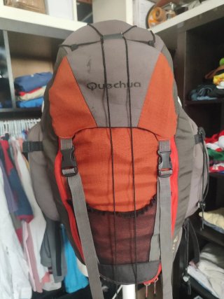 Mochila Quechua 40L Gris/Roja