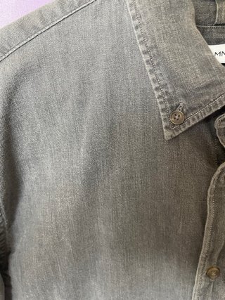 Camisa gris hombre