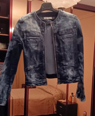 Chaqueta Vaquera Corta Talla M .8 euros las dos