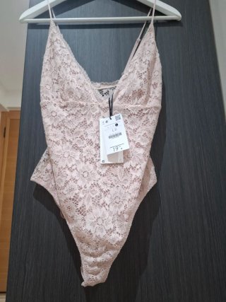 Bodi encaje floral Bershka rosa Talla L.  NUEVO