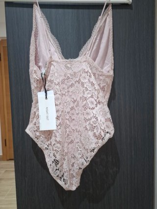 Bodi encaje floral Bershka rosa Talla L.  NUEVO