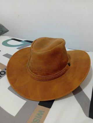 Sombrero de cuero marrón
