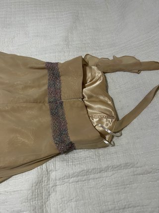 Vestido de fiesta beige y dorado