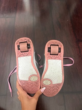 Zapatillas con ruedas grises y rosas