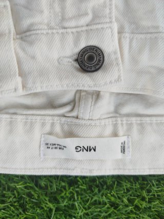 Bermudas vaqueras Mango blanco roto, talla 38.
