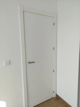 Servicio de montaje de puertas y reparaciones .