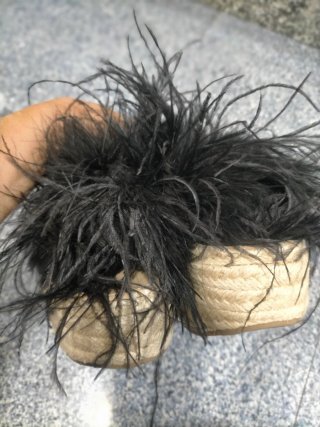 Sandalias cuña con plumas