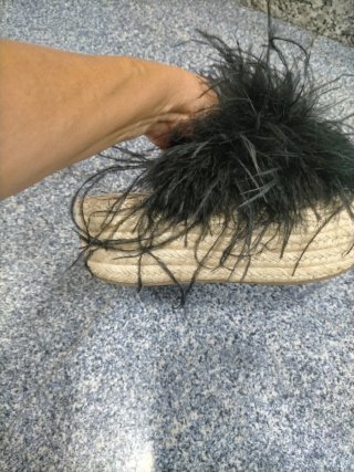 Sandalias cuña con plumas