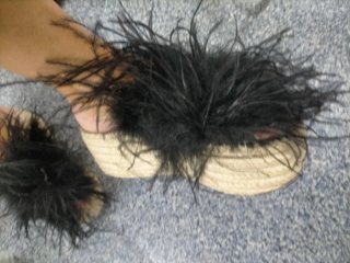 Sandalias cuña con plumas