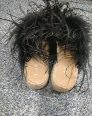 Sandalias cuña con plumas