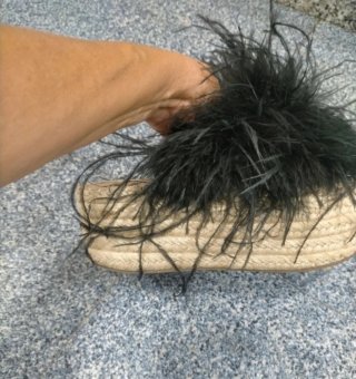 Sandalias cuña con plumas