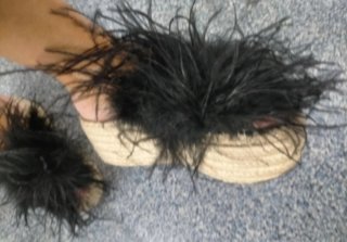 Sandalias cuña con plumas