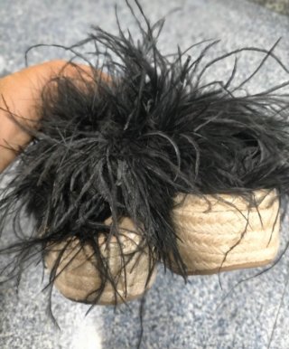 Sandalias cuña con plumas