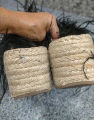 Sandalias cuña con plumas