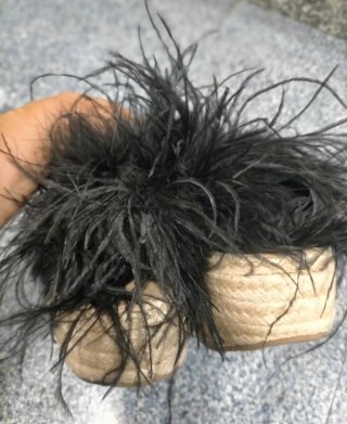 Sandalias cuña con plumas