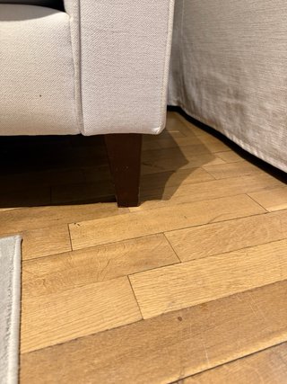 Poltrone imbottite beige e grigie