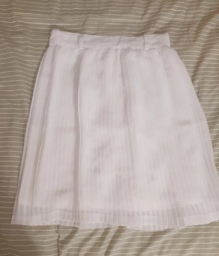 Falda blanca plisada