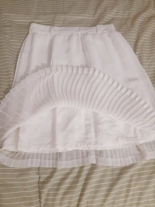 Falda blanca plisada