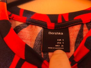 Top Bershka manga larga estampado rojo y negro