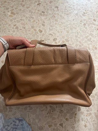 Bolso de piel marrón y beige