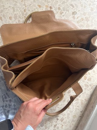 Bolso de piel marrón y beige
