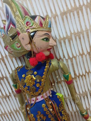 Marioneta madera tallada y pintada