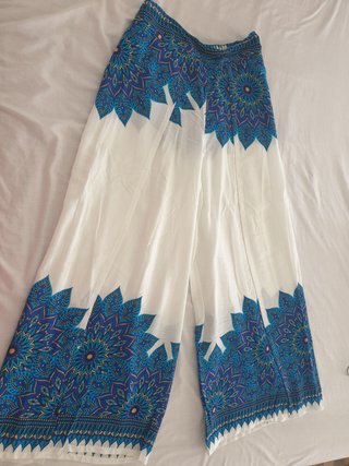 Pantalones anchos blancos con estampado azul