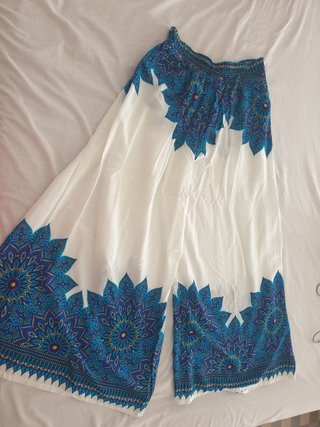 Pantalones anchos blancos con estampado azul