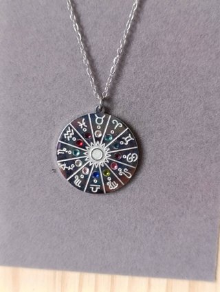 Collar con colgante de zodiaco