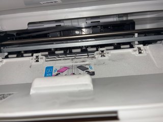 Impresora HP blanca (no imprime, atasca hojas)