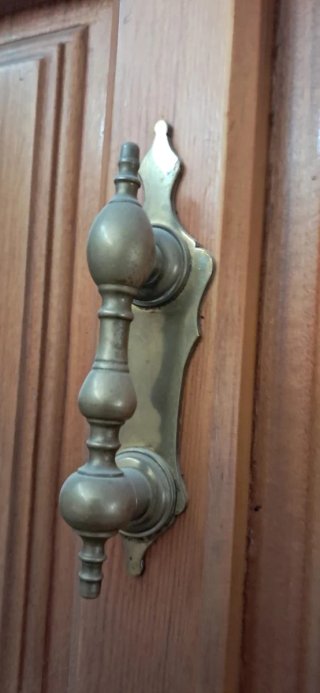 Puertas de madera maciza con aldabones