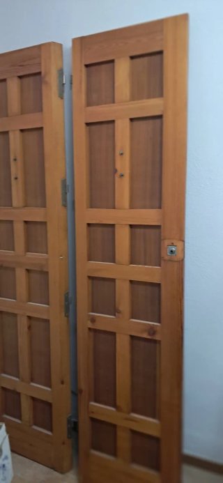 Puertas de madera maciza con aldabones