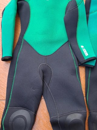 2 neoprenos largos gruesos 4/3mm Talla 8 años