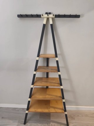 Estantería de madera negra y marrón.Necesita pinta