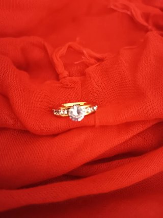 Anillo dorado con circonitas