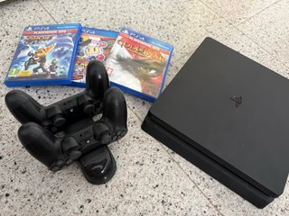 PS4 (PlayStation 4) Negra + 3 Juegos + dos mandos