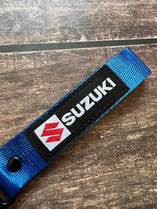 LLAVERO BORDADO MOTO SUZUKI LOGO